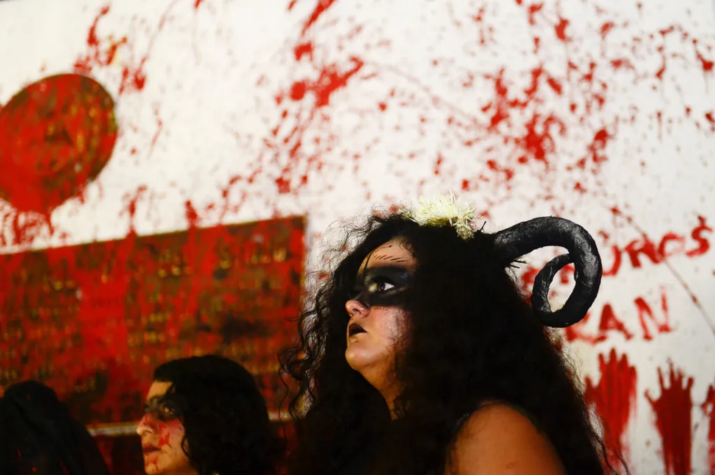 Žena na snímku patří mezi demonstrantky, které se v San Salvadoru zúčastnily pochodu proti násilí páchanému na ženách