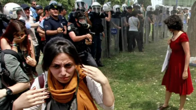 Útok slzným plynem na dívku v červeném