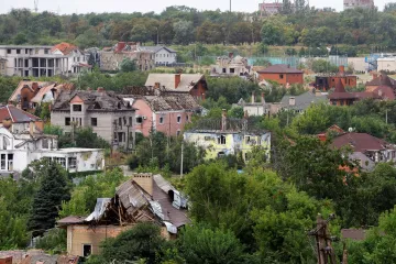 Symbol ukrajinského odporu v troskách. Obyvatelé Mariupolu přežívají pod ruskou okupací