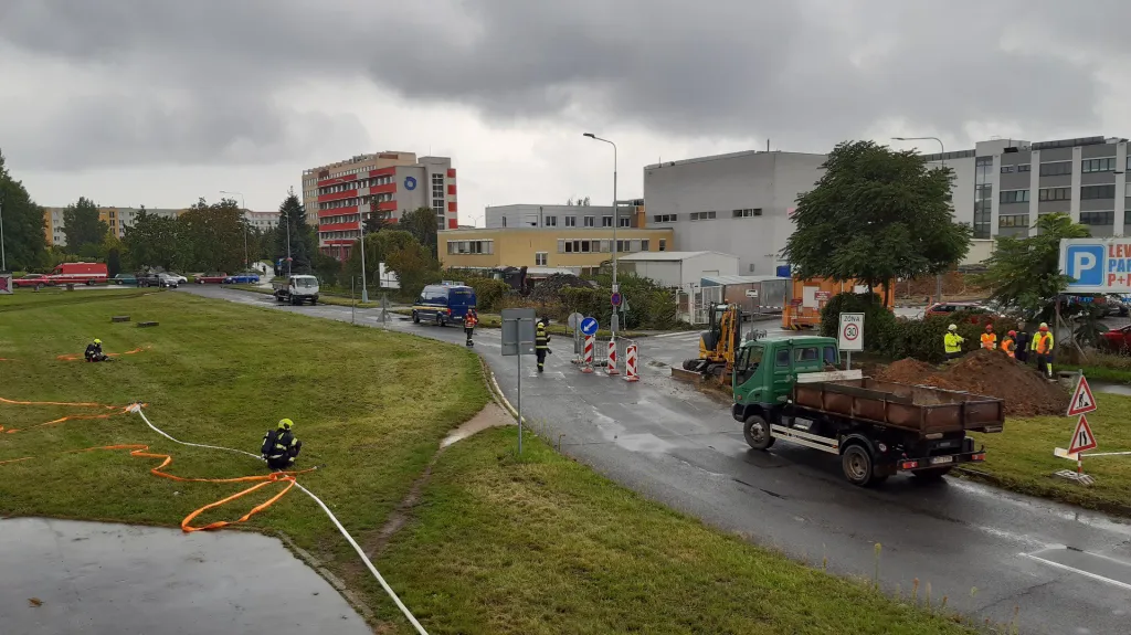 Zásah hasičů u prasklého plynového potrubí v Praze