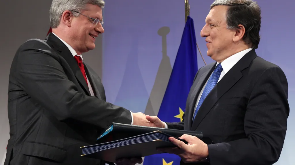 Předseda Evropské komise José Barroso (vpravo) a kanadský premiér Stephen Harper