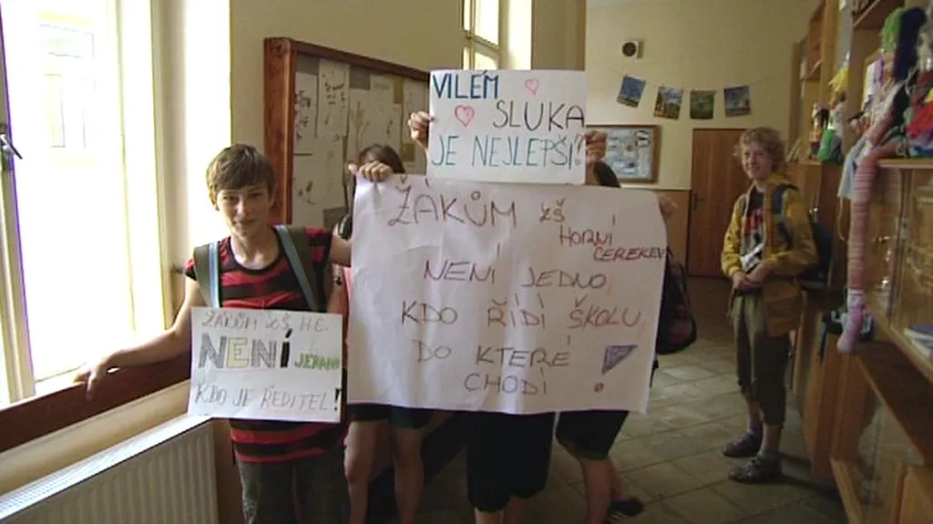 Žáci protestují proti odvolání ředitele Sluky