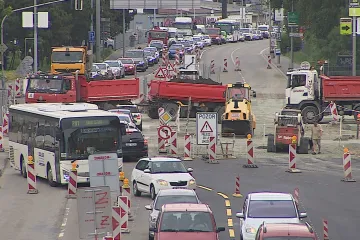 Do centra dvěma pruhy, z centra jedním. Nové opatření v Brně u Zvonařky řidičům moc neulevilo