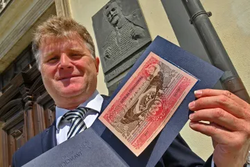 Muchovy bankovky jsou opět k mání. Pamětní pětisetkorunu vydaly malířovy rodné Ivančice