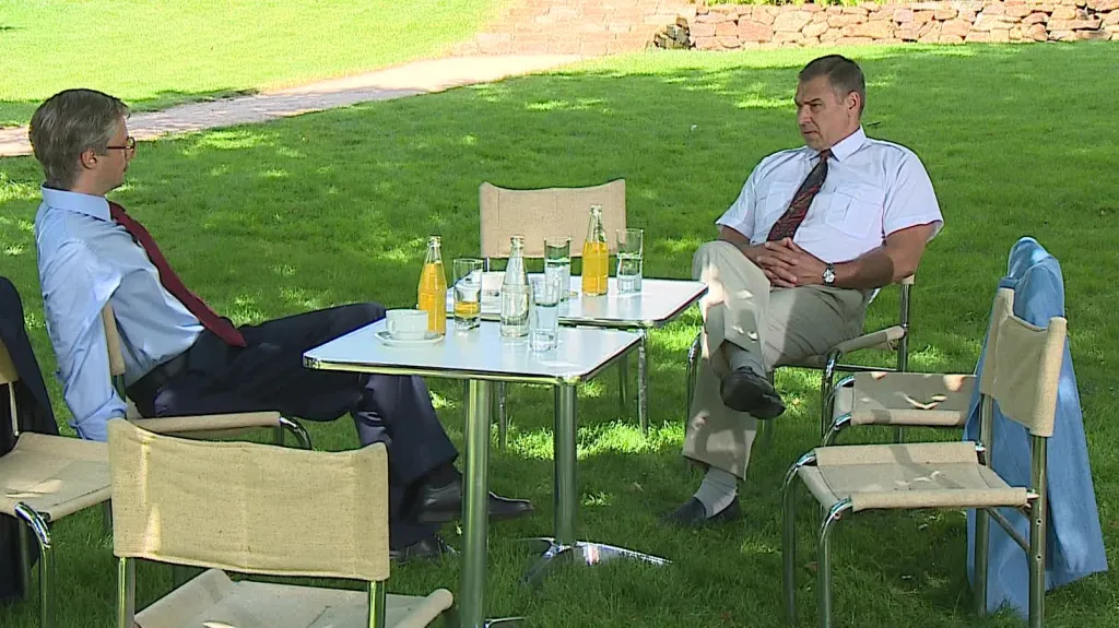 Schůzka Klause s Mečiarem ve filmu Roberta Sedláčka