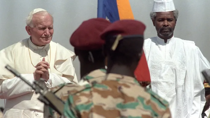 Papež Jan Pavel II. a tehdejší čadský prezident Hissen Habré (1990)
