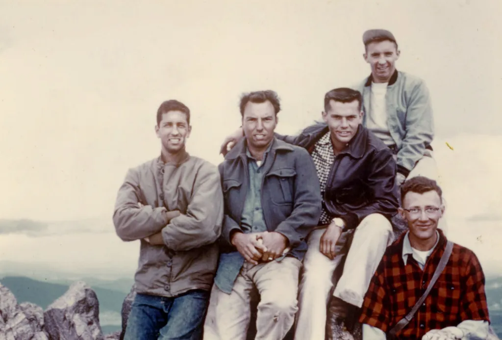 Horolezci se fotí na vrcholu sopky Lassen Peak v Kaskádovém pohoří vulkanického národního parku Lassen v Kalifornii