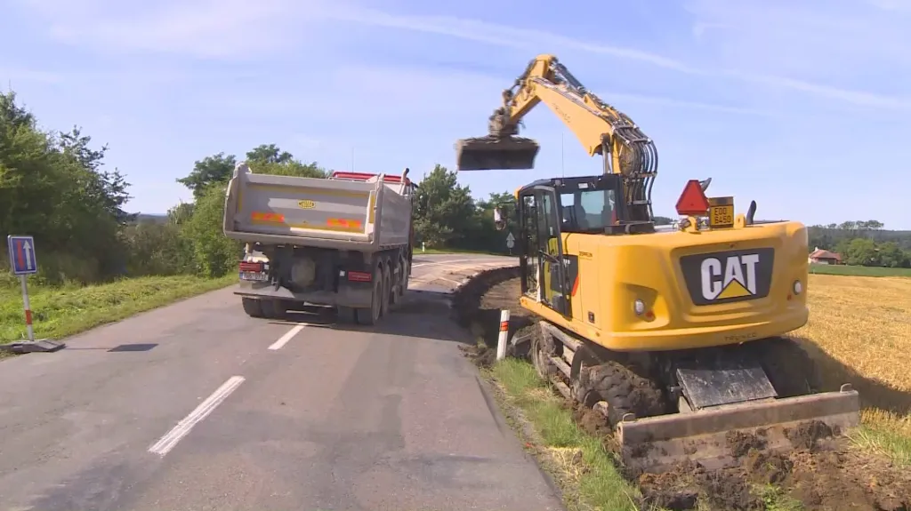 Kvůli sesuvu silničáři uzavřeli silnici u obce Běstovice na Orlickoústecku