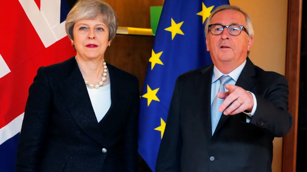 Theresa Mayová a Jean-Claude Juncker ve Štrasburku