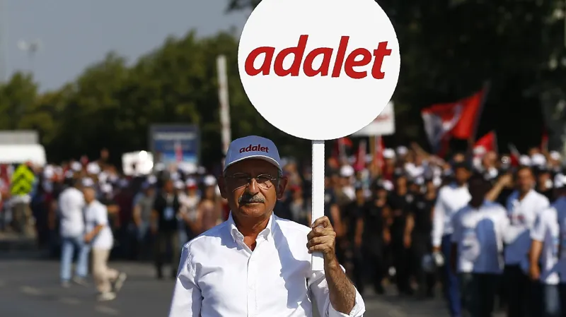Kemal Kilicdaroglu v čele Pochodu za spravedlnost v roce 2017