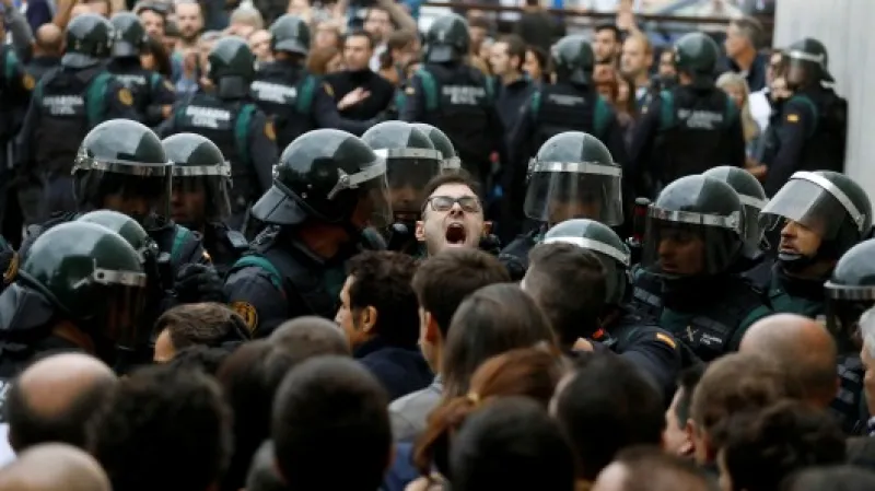 Policejní zásah v Sant Julia de Ramis,  Autor: Juan Medina,  Zdroj: Reuters