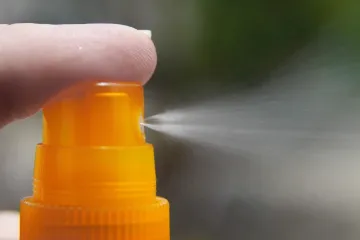 Z opalovacích krémů se uvolňují toxické kovy, ukázala studie. Mohou poškozovat mořský život 