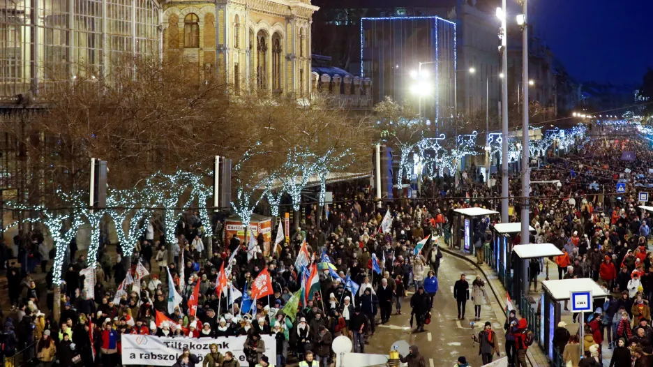 Maďaři protestují proti novele zákoníku práce navyšující počet přesčasů