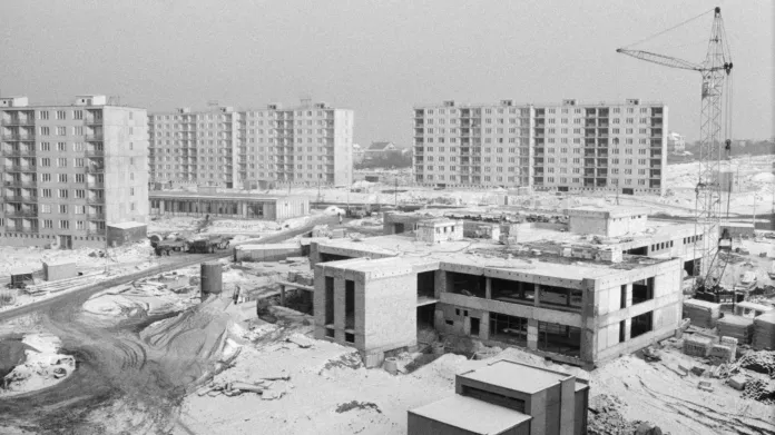Sedmdesátá léta byla ve znamení rozsáhlé stavby sídlišť. Na snímku z roku 1976 sídliště Lhotka-Libuš v Praze