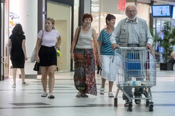 Tržby obchodníků v červnu meziročně klesly o dvě procenta, nejvíce rostl on-line prodej