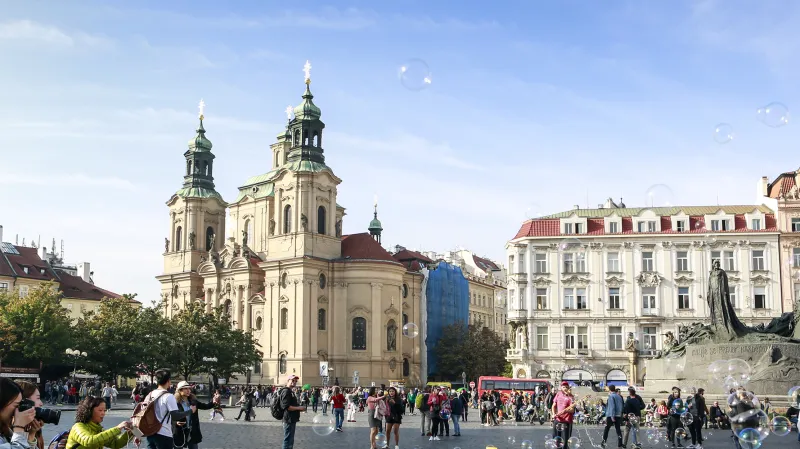 Staroměstské náměstí před rokem 1918 a dnes