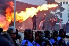 Protestující Albánci zaútočili na sídlo vlády Molotovovými koktejly. Policie odpověděla slzným plynem