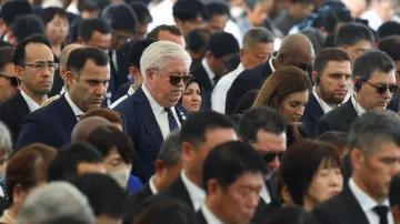 Americký velvyslanec v Japonsku George Glass (na snímku uprostřed) na pietním shromáždění