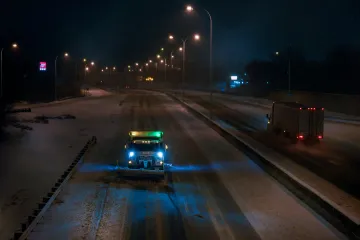 Silná bouře ochromuje v USA leteckou i silniční dopravu. Školy ruší výuku