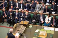 Poslanci odmítli brexit bez dohody i předčasné volby