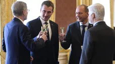 Zleva premiér Petr Fiala (ODS), nově jmenovaný ministr průmyslu a obchodu Lukáš Vlček (STAN), nově jmenovaný ministr pro místní rozvoj Petr Kulhánek (za STAN) a prezident Petr Pavel při přípitku po jmenování ministrů