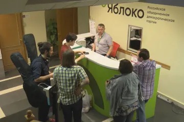 Ruské politické vězně podporuje strana Jabloko. Za mříže jim posílá dopisy 