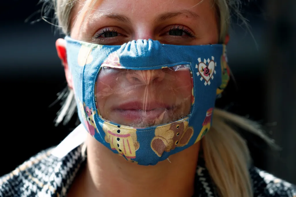 Žena představuje částečně průhlednou masku sloužící ke komunikaci ve škole pro hluchoněmé v Bruselu