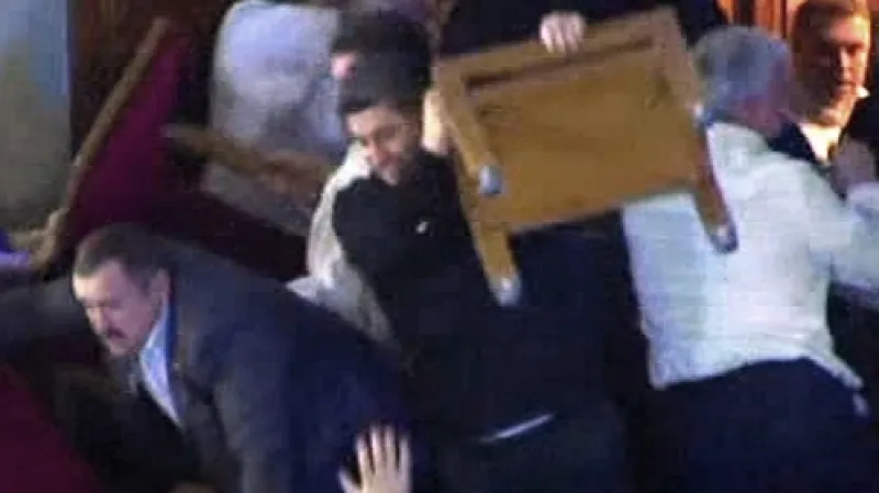 Rvačka v ukrajinském parlamentu