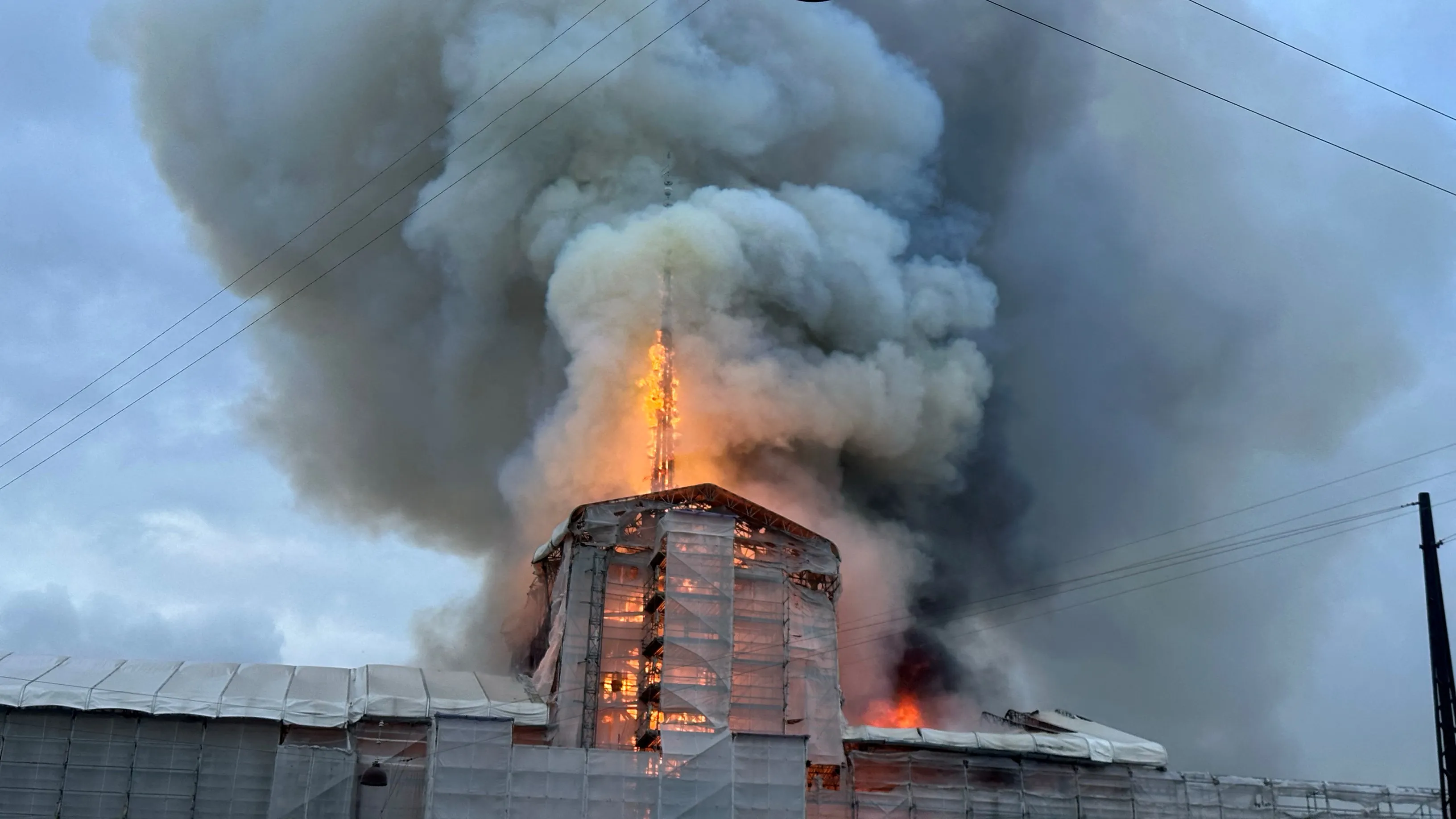 V Kodani hoří historická budova burzy, její ikonická věž se zřítila
