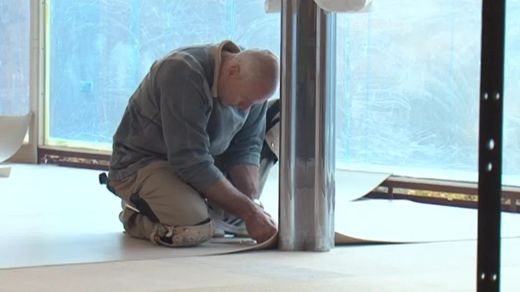 Pokládka linolea ve vile Tugendhat