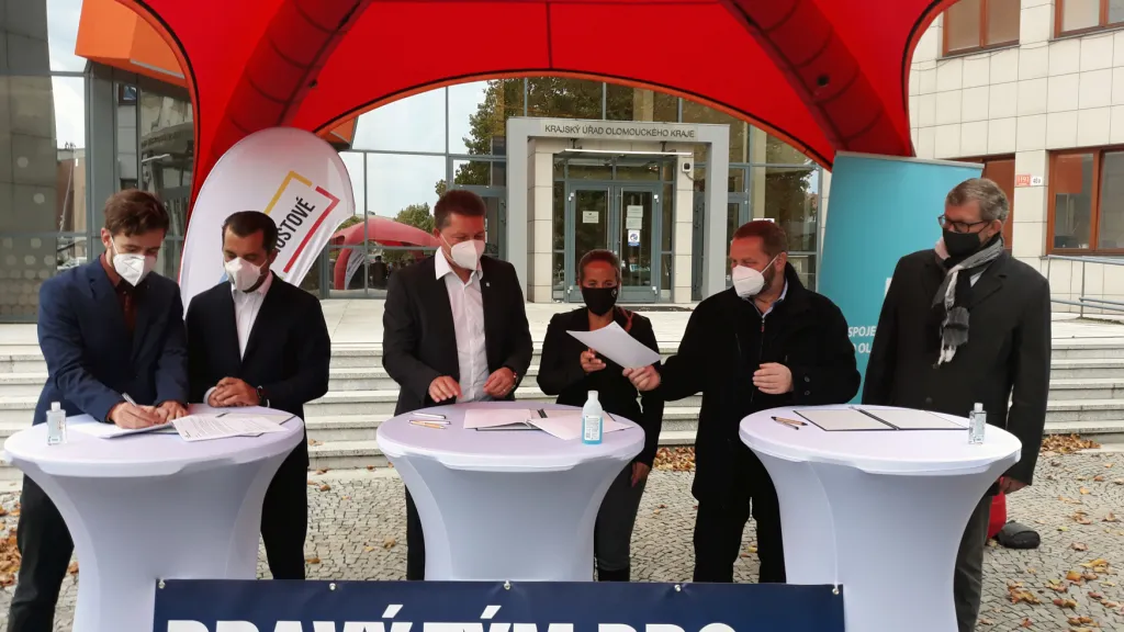 Podpis koaliční smlouvy před budovou Olomouckého kraje