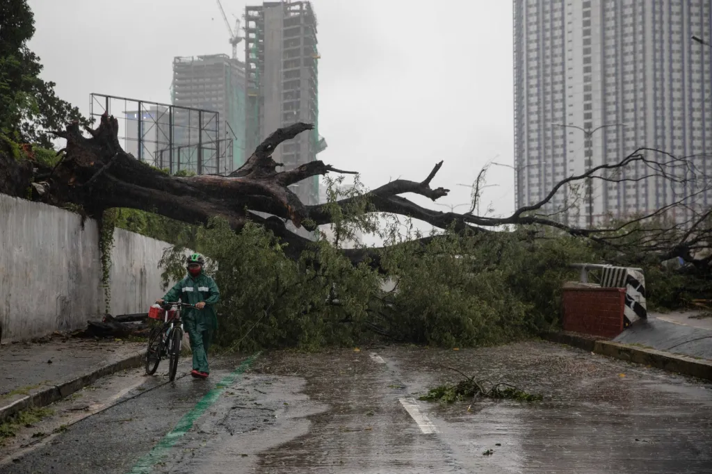 Tajfun Vamco zasáhl Filipíny. Nevyhnul se ani hlavnímu městu Manila