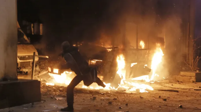 Demonstranti zapálili v Kyjevě policejní autobus