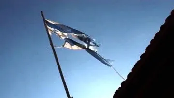 Izraelská vlajka poznamenaná válkou