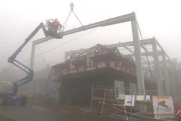 Libušín jako ježek v kleci: Dělníci dokončují provizorní zastřešení