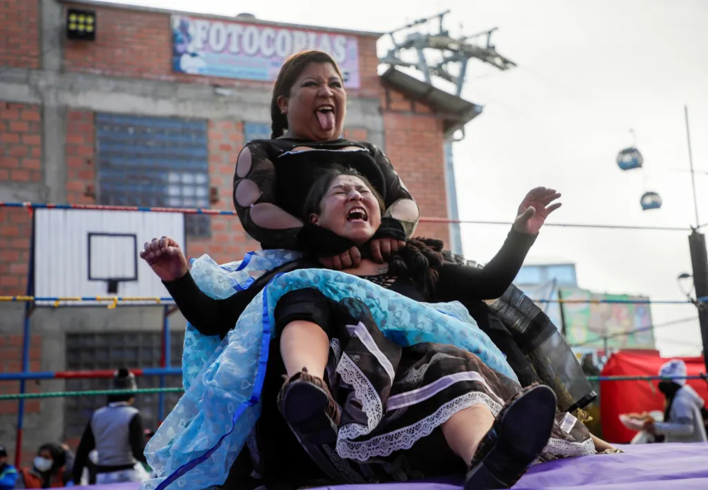 Bolivijské ženy, které se živí wrestlingem, se vrací po lockdownu zpět do zápasnického ringu