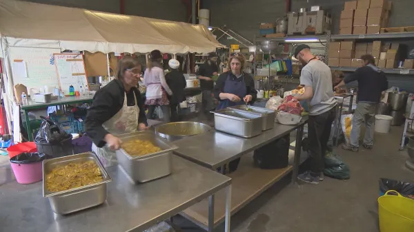 Dobrovolníci vaří uprchlíkům v Calais večeře, místní se bojí obnovení zrušeného tábora
