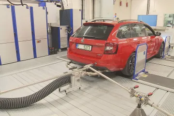 Vědci přidávají k fosilním palivům vodík. Věří, že zlepší efektivitu spalovacích motorů