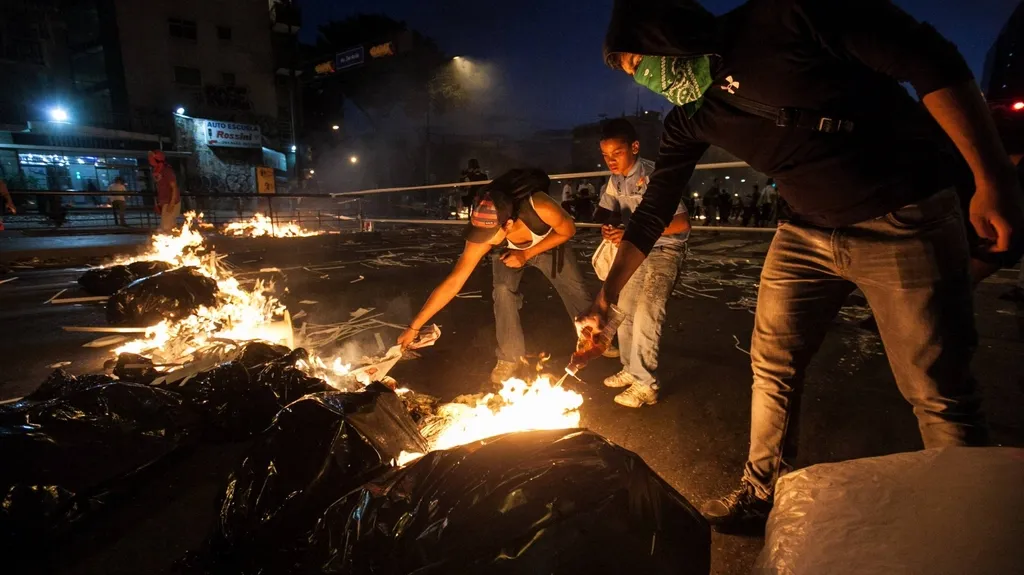 Demonstranti blokují ulice v Caracasu