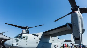 Stroj V-22 Osprey, který může startovat a přistávat vertikálně