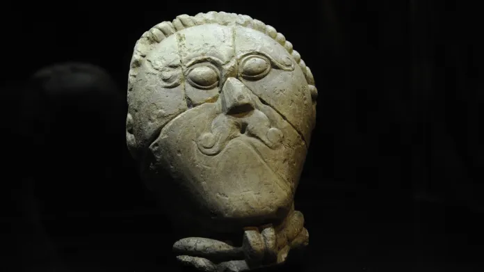 Plastika keltské hlavy, která byla objevena v roce 1943 v nedalekých Mšeckých Žehrovicích