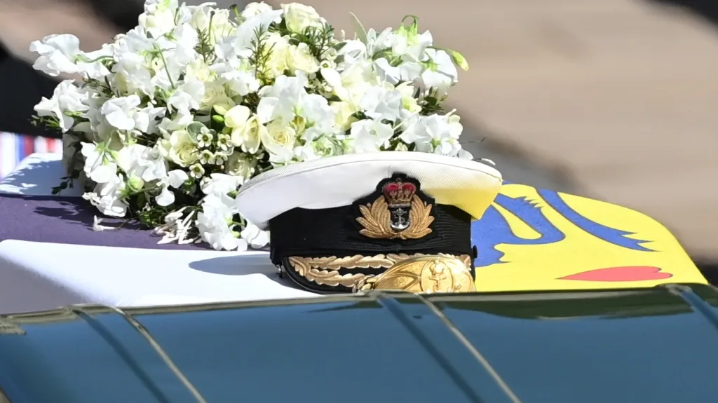 Na rakvi spočívala princova čepice, kterou nosil jako důstojník britského námořnictva, šavle a věnec