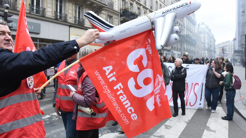 Úterní demonstrace zaměstnanců Air France v Paříži