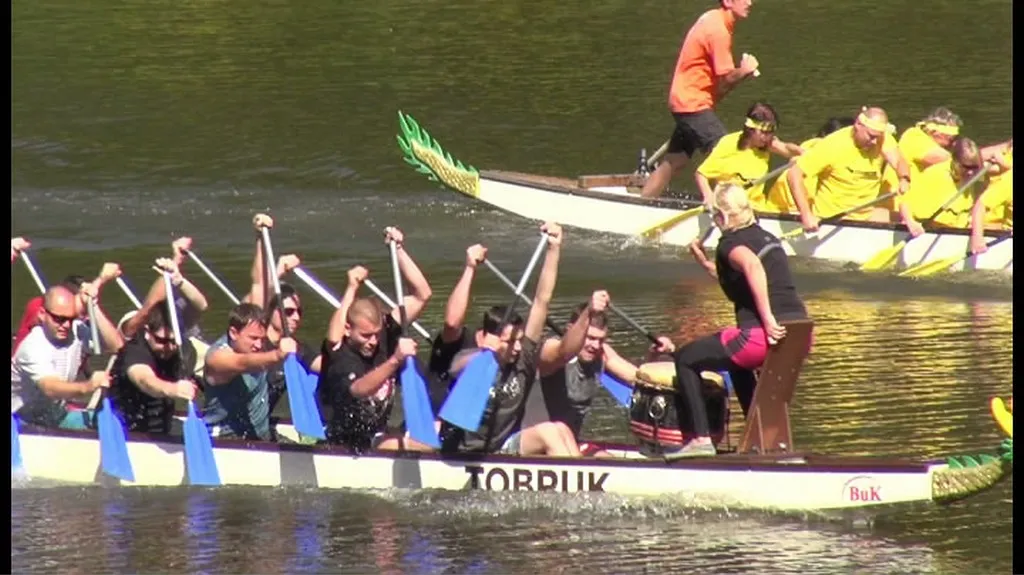 Dračí lodi při závodě v Kolíně