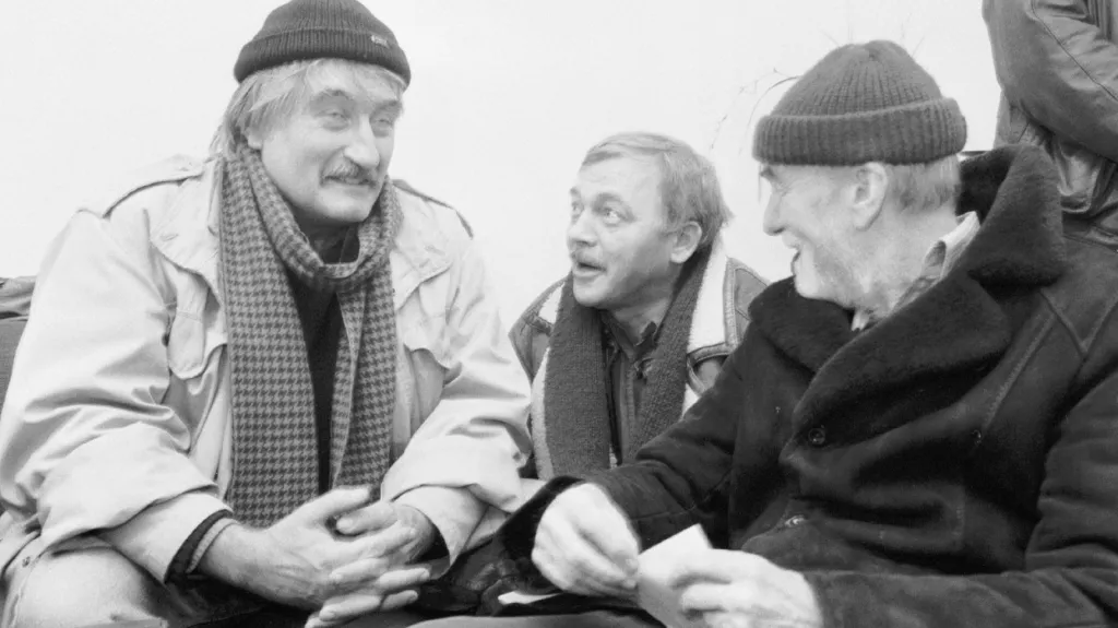 Písničkář Karel Kryl s herci Pavlem Landovským  a Miroslavem Macháčkem