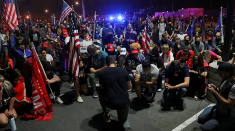 Podporovatelé Donalda Trumpa se modlí během protestů proti výsledkům prezidentských voleb v arizonském Phoenixu,  Autor: Jim Urquhart,  Zdroj: Reuters