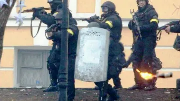 Ukrajinská policie ozbrojená kalašnikovy