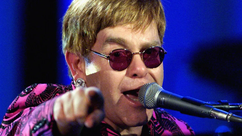 Elton John na koncertě v Madison Square Garden (2000)