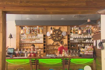 Inspektoři ČOI kontrolovali restaurace na břehu Lipna. Tu chyběla cena nápoje, tam byla neověřená váha