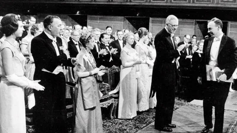 James Watson získává Nobelovu cenu